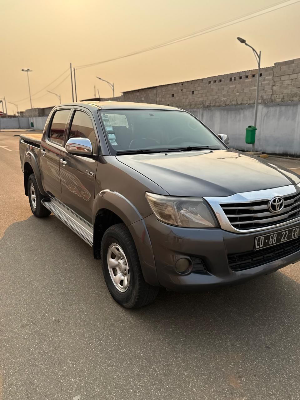 TOYOTA HILUX