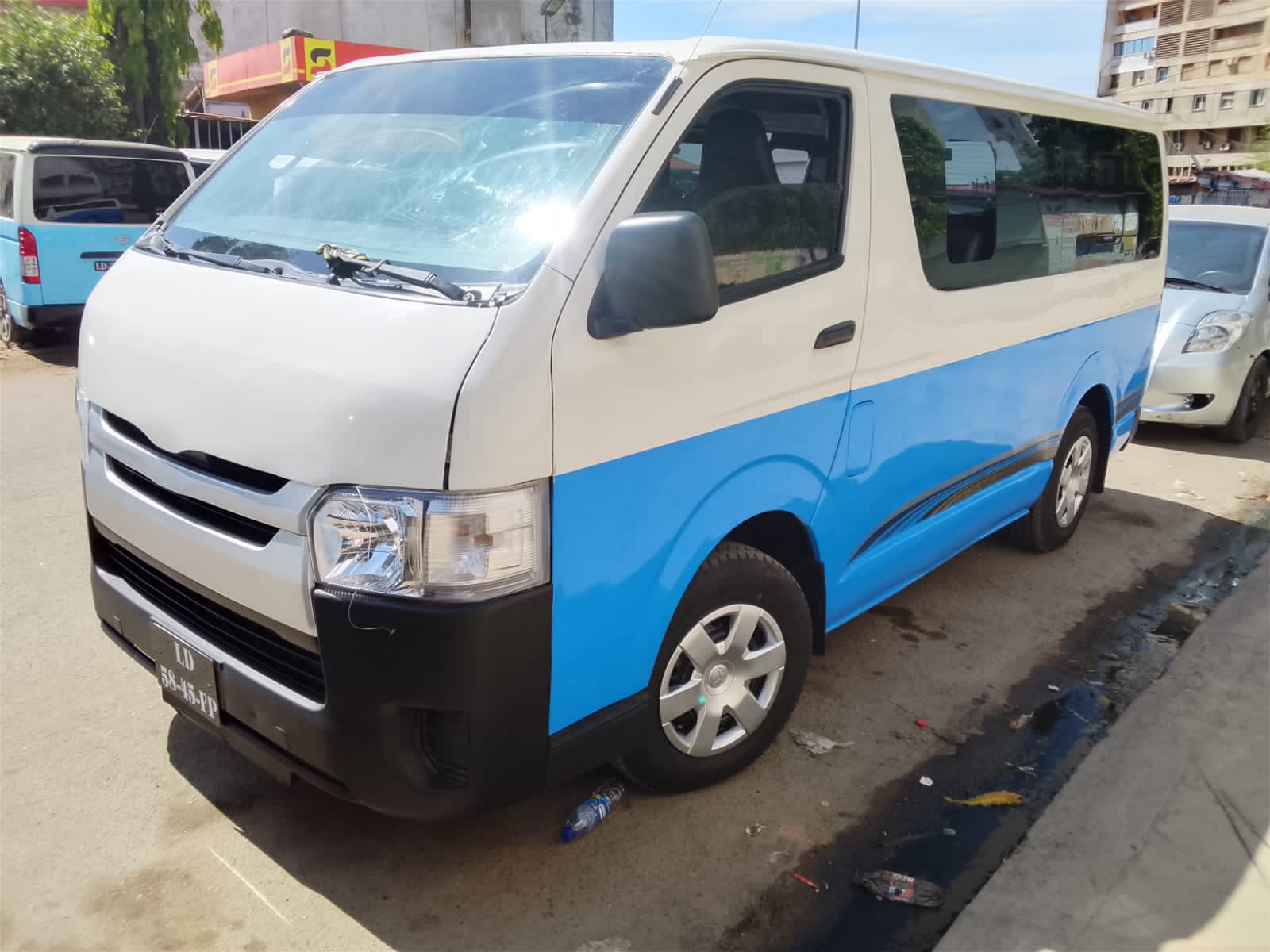 TOYOTA HIACE QUADRADINHO