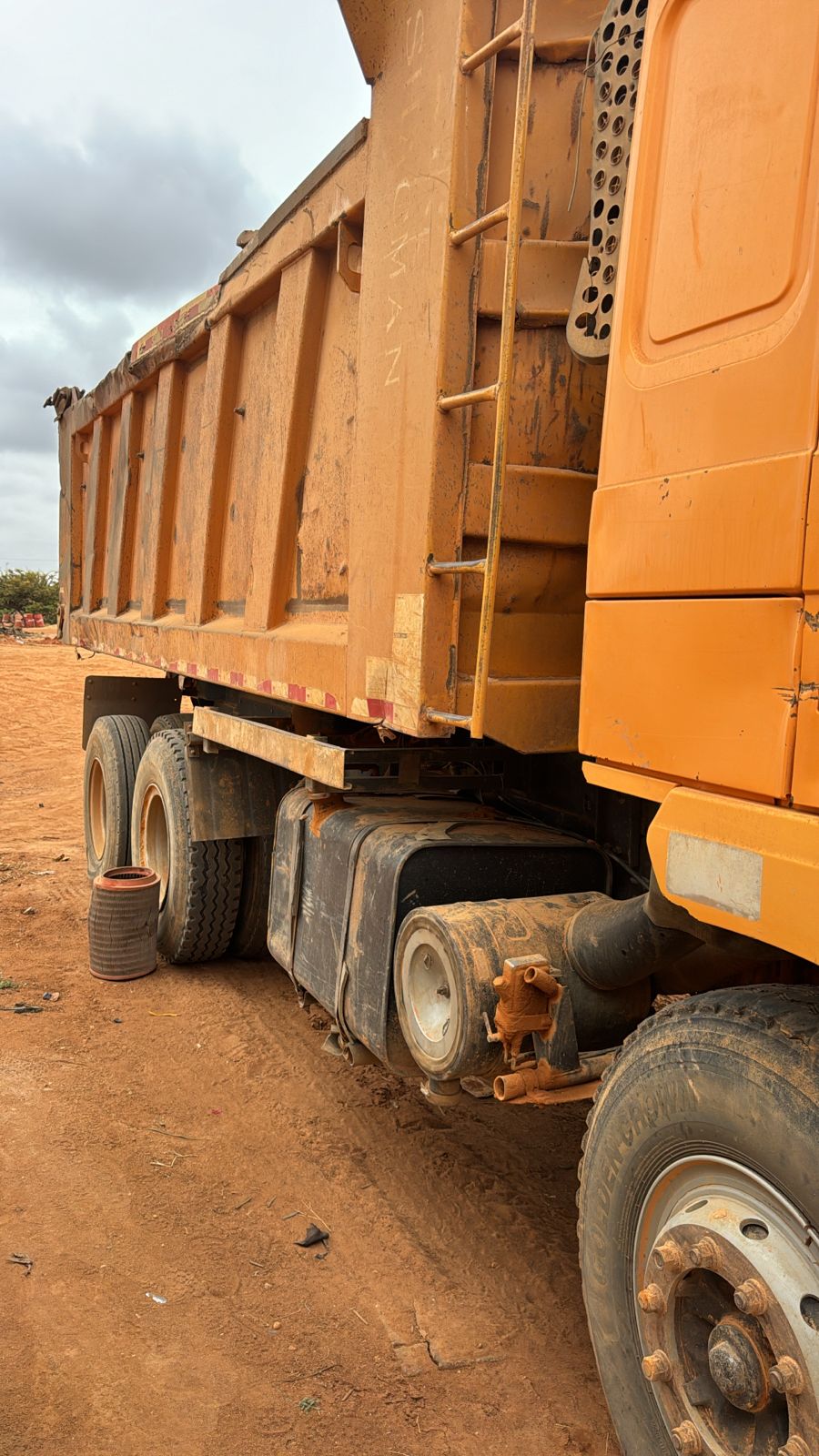 Camião chekmani basculante